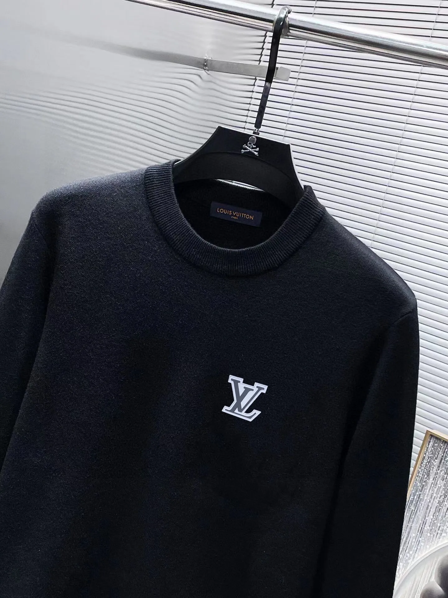 🅿️240 【LV Louis Vuitton】Autumn and winter classic round neck pullover sweater, in full condition! ! ! Wool blended fabric, the latest model in 2025, golden ratio! ! Slim-fitting soft gold, versatile and practical item, the combination and practicality are extremely powerful, simple and elegant, and classy! To create your own style, it is highly recommended to buy it in two colors. The standard slim fit tailoring process is suitable for both young and old men. It is knitted from wool and will not cause any discomfort! While keeping warm, it is stylish, textured and wearable, and the classic logo with contrasting colors on the chest feels in place! ! Recommended for regular customers! ! Size M-3XL (maximum wear: 190 pounds)